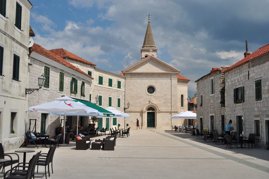 Piazza re Tomislav e la chiesa di San Stefano a Opuzen, Croazia