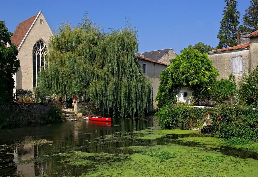Il fiume Charente davanti all'ex convento dei Cordeliers a Verteuil-sur-Charente