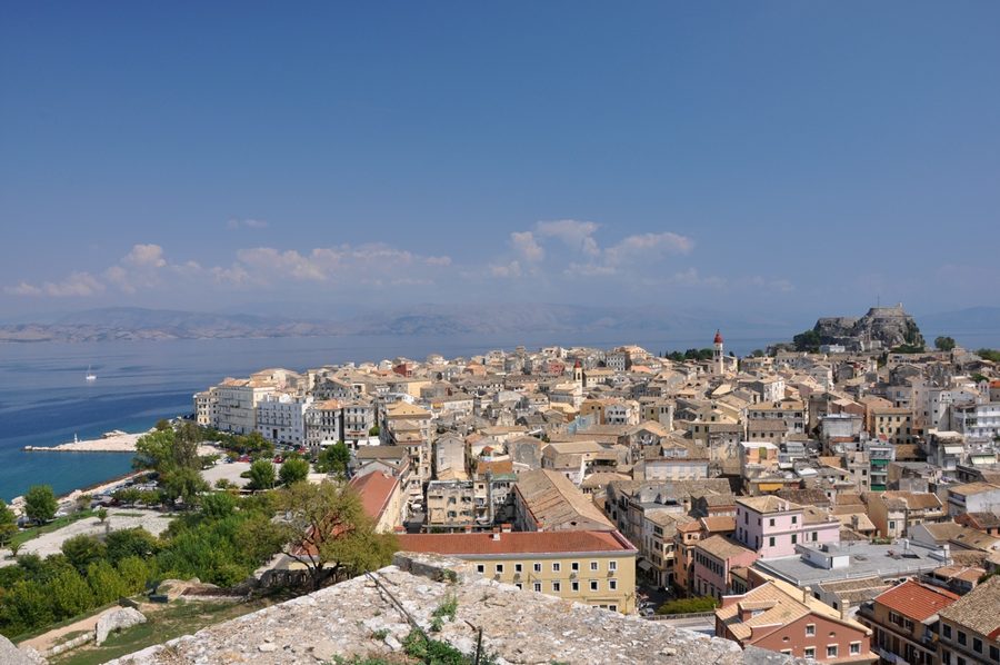 Vista dalla Fortezza Nuova sulla città vecchia di Corfù