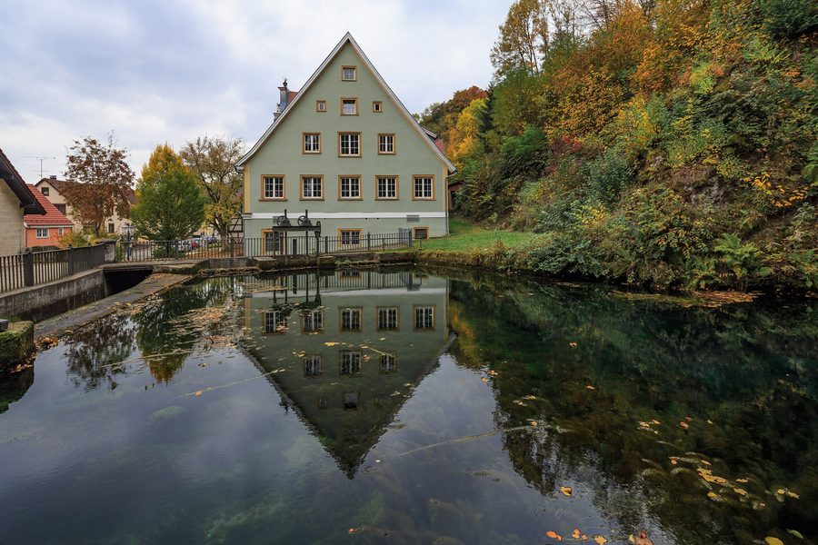 Brenztopf a Königsbronn con il municipio storico sullo sfondo