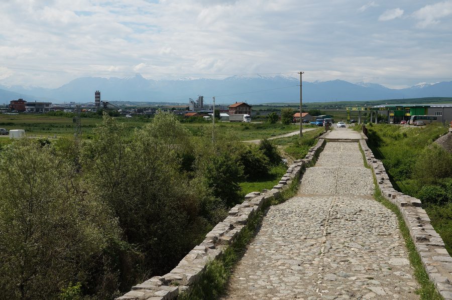 Ponte dei Sarti vicino a Gjakova con montagne sullo sfondo
