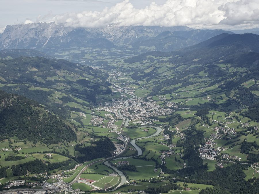 Vista sulla valle alpina della Salzach presso Sankt Johann im Pongau