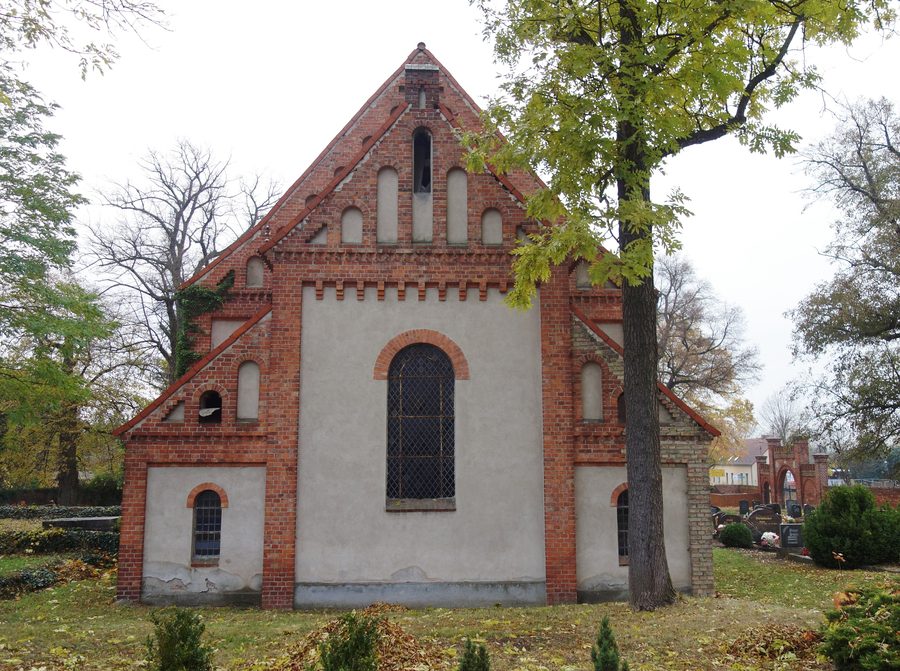 Vista orientale della chiesa del villaggio di Diedersdorf nel comune di Vierlinden