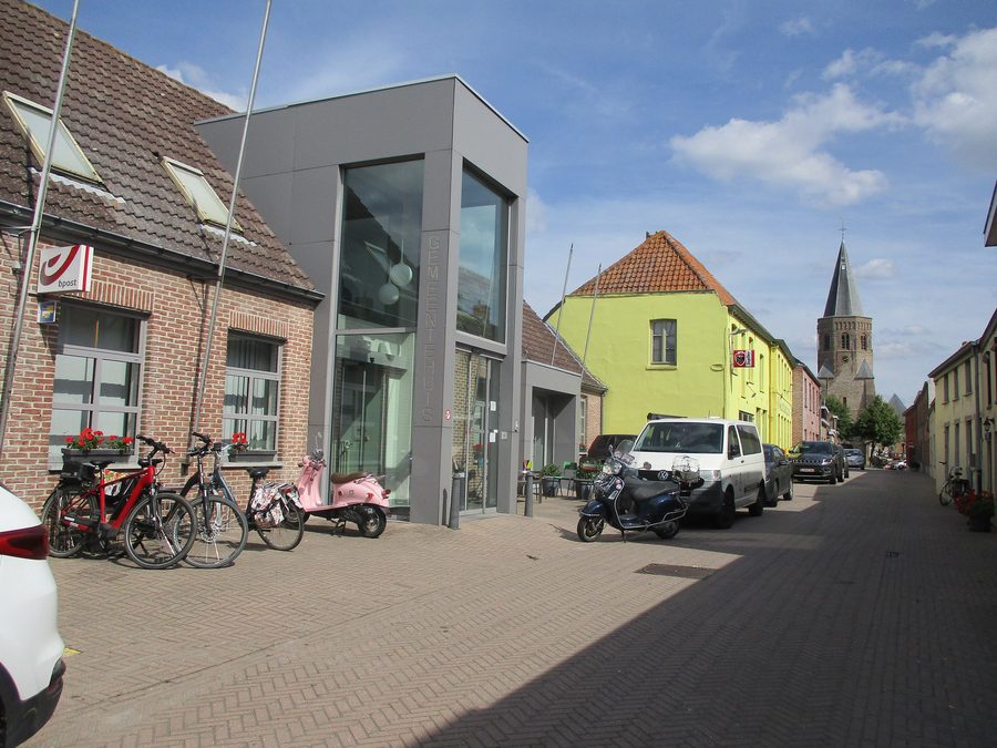 Kerkstraat a Zuienkerke con il municipio, un estaminet e la Sint-Michielskerk