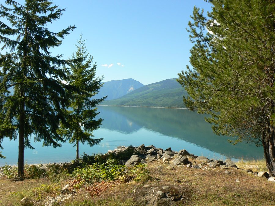 Upper Arrow Lake sulla riva di Nakusp davanti allo sfondo montano