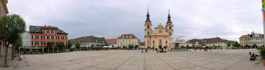 Piazza del mercato circondata da arcate a Ludwigsburg