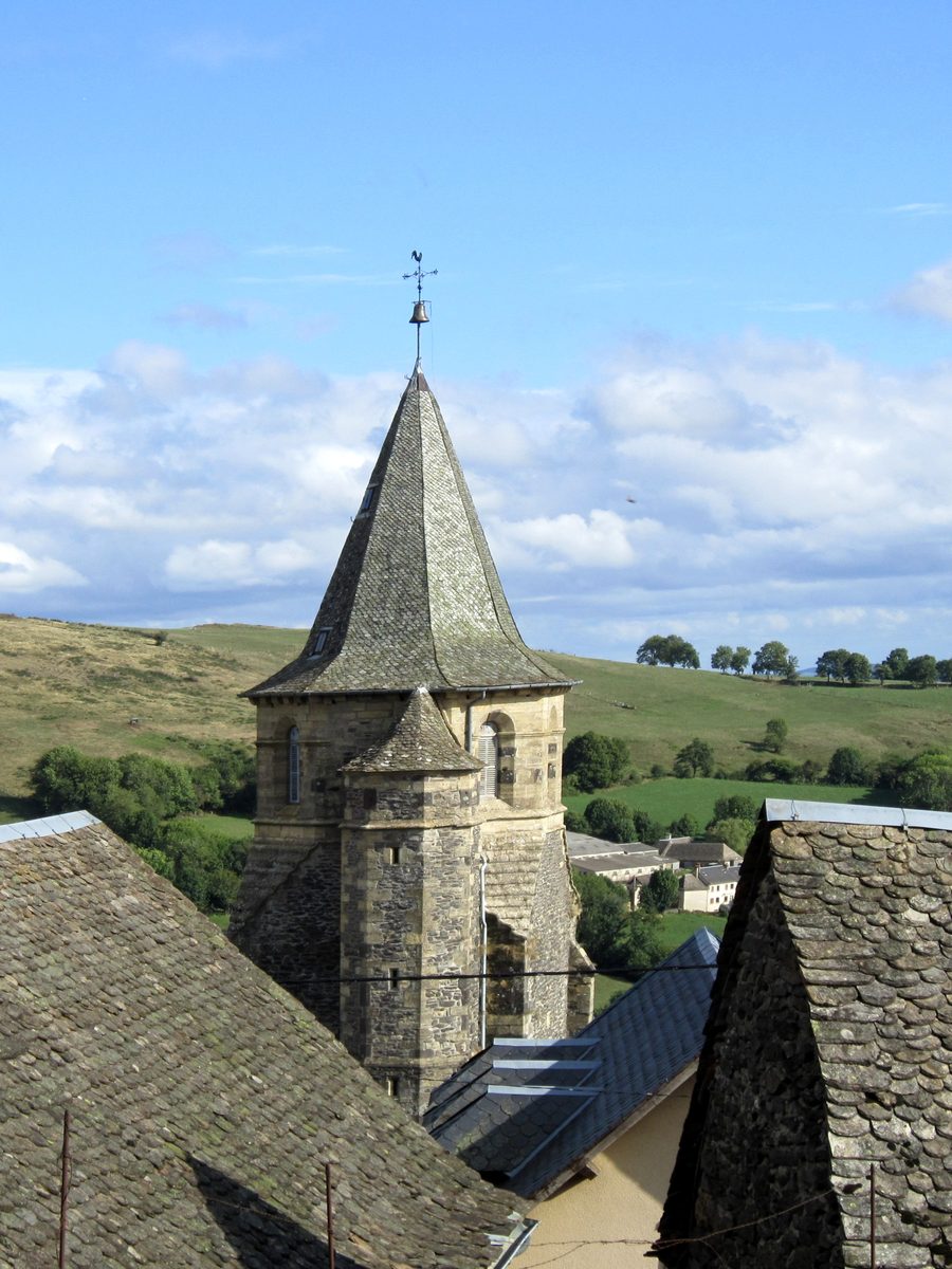 Vista esterna della chiesa Saint-Laurent a Prades-d'Aubrac