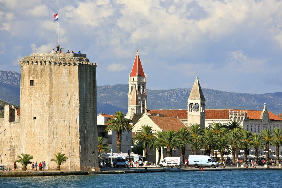 Trogir con la torre Kamerlengo nel porto storico