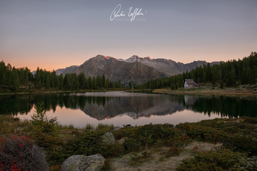 Lago San Giuliano all'alba con Cima Presanella nel Parco Naturale Adamello-Brenta