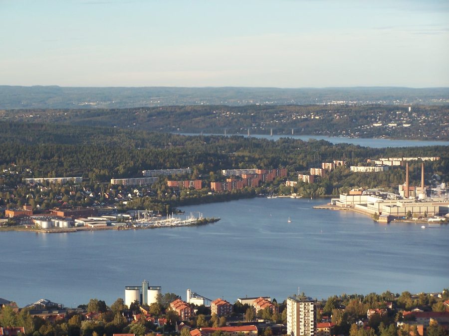 Vista sul ponte verso l’isola di Alnö sopra il paesaggio costiero presso Sundsvall