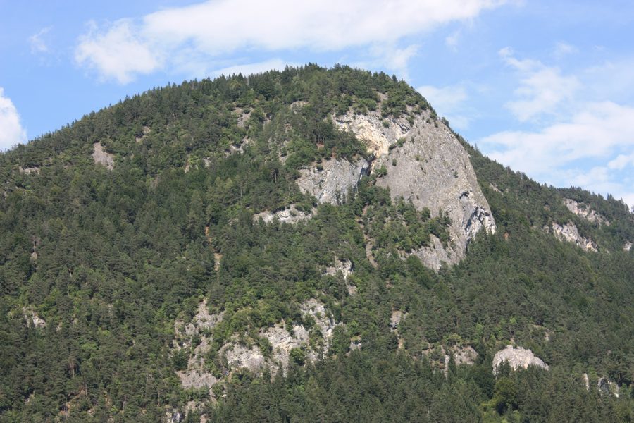 La caratteristica formazione rocciosa Pleschwand presso Weißenstein in Carinzia