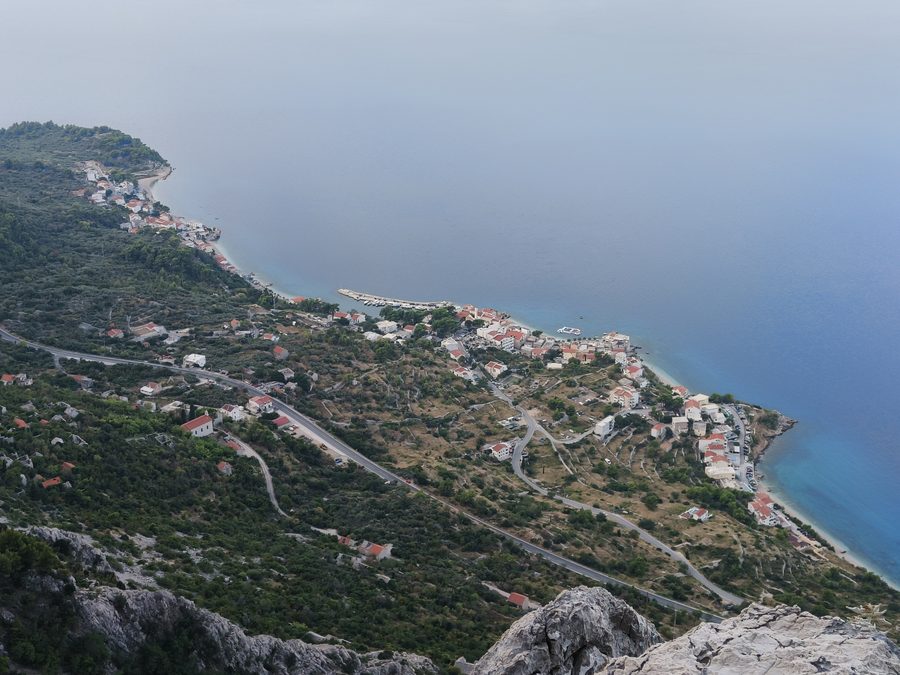 Vista di Drašnice dal monte Kline, con la località costiera sotto il Biokovo