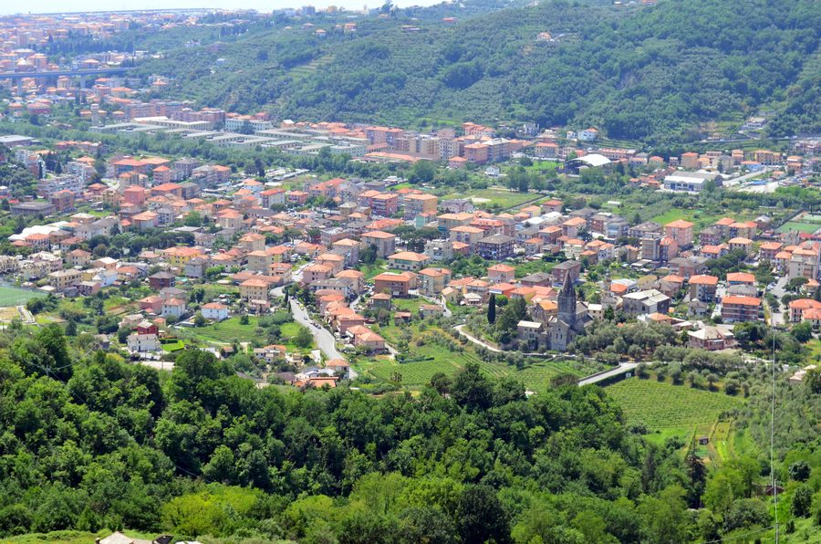 Panorama di Cogorno da Breccanecca con il paesaggio collinare della Liguria