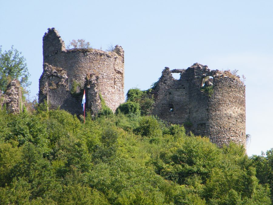Vista delle rovine del castello medievale di Gvozdansko in Croazia
