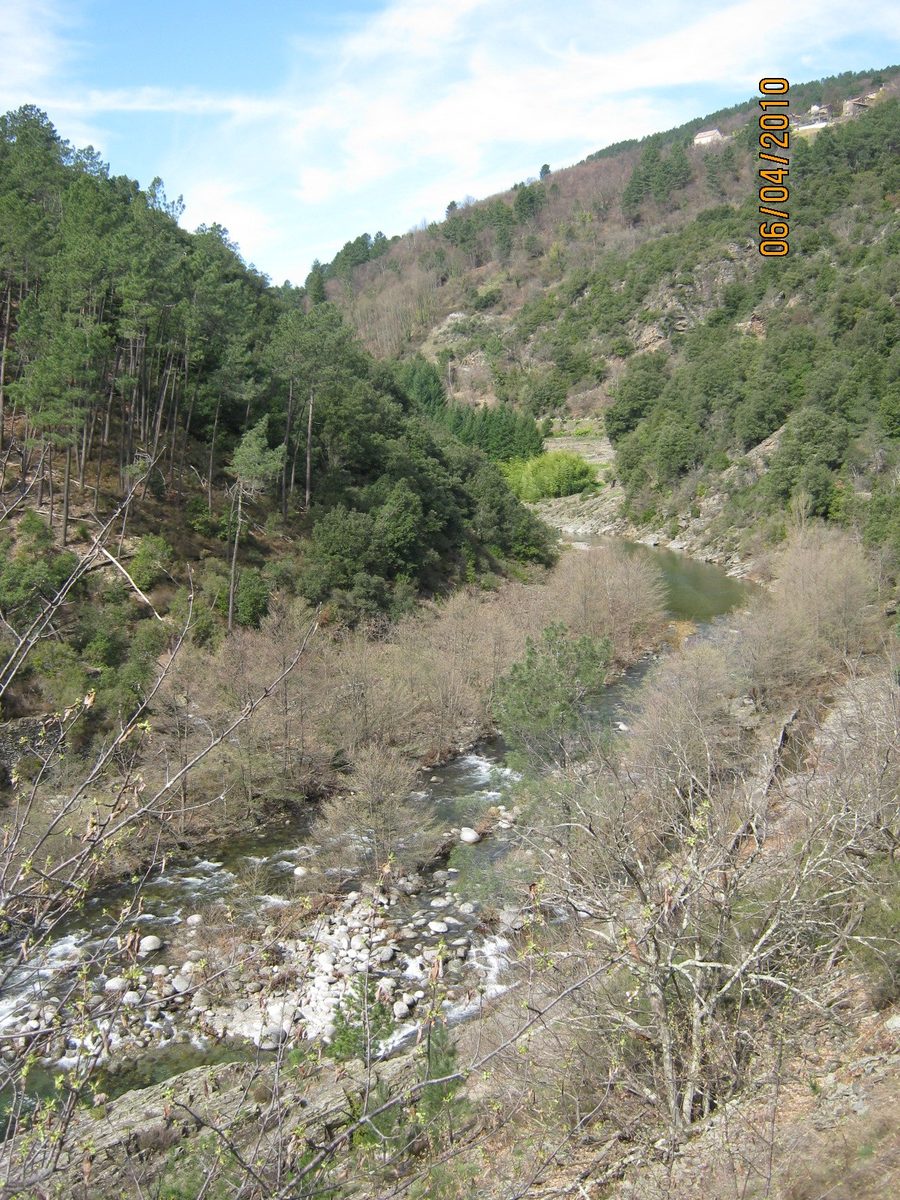 Paesaggio della valle del Drobie nell’Ardèche con pendii montuosi boscati e case sparse