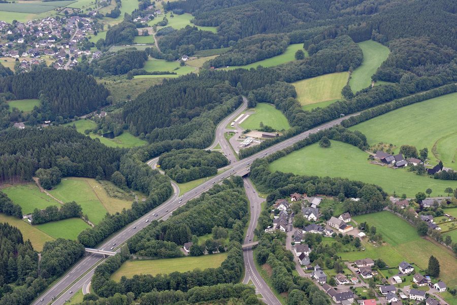 Veduta aerea dell'area urbana di Drolshagen con lo svincolo Wegeringhausen, Germinghausen e Schreibershof