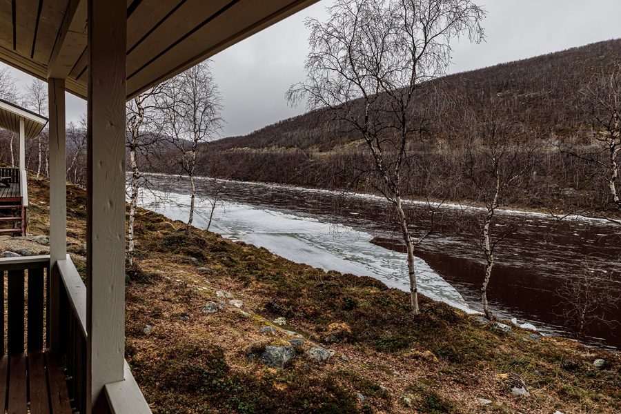 Il fiume Teno lungo il confine tra Finlandia e Norvegia vicino a Utsjoki, con paesaggio della Lapponia settentrionale.