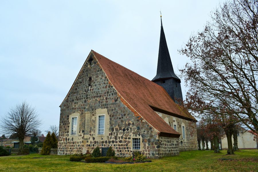 Chiesa in pietra protetta come monumento a Teschendorf nel Löwenberger Land