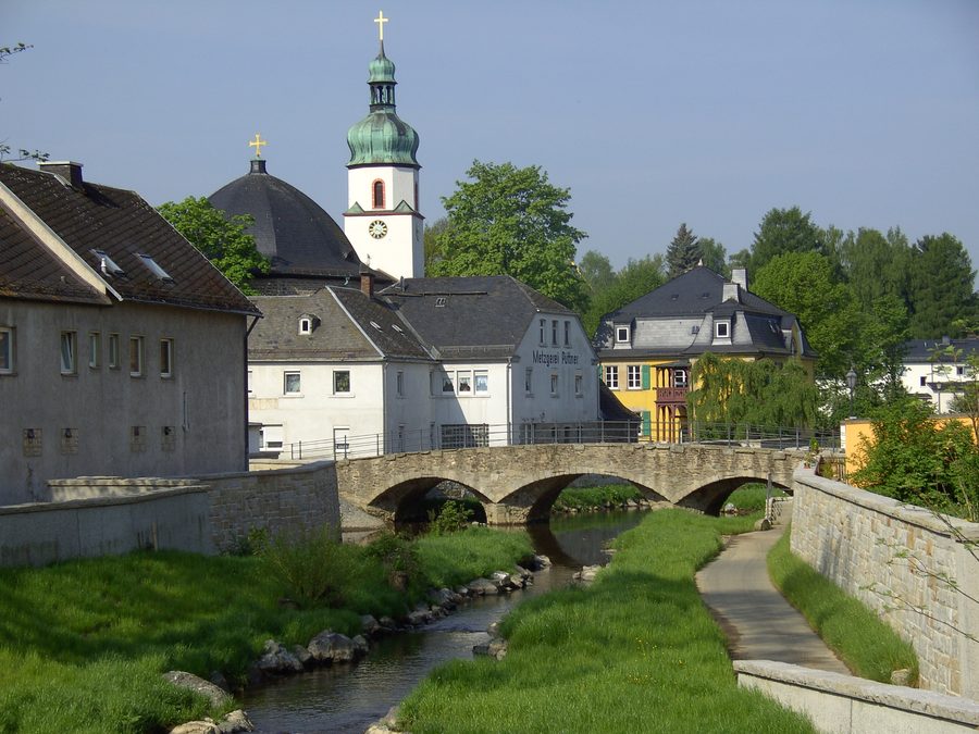 Ponte sulla Schwesnitz a Oberkotzau con la chiesa evangelica di San Giacomo sullo sfondo.