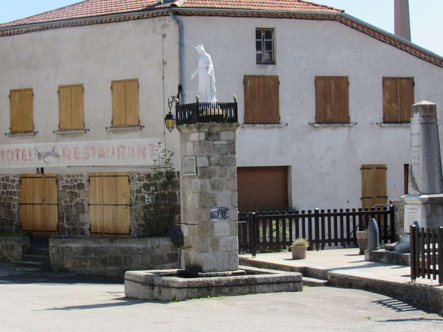 Fontaine de la Vierge sulla piazza del villaggio di Pailharès, nell’Ardèche