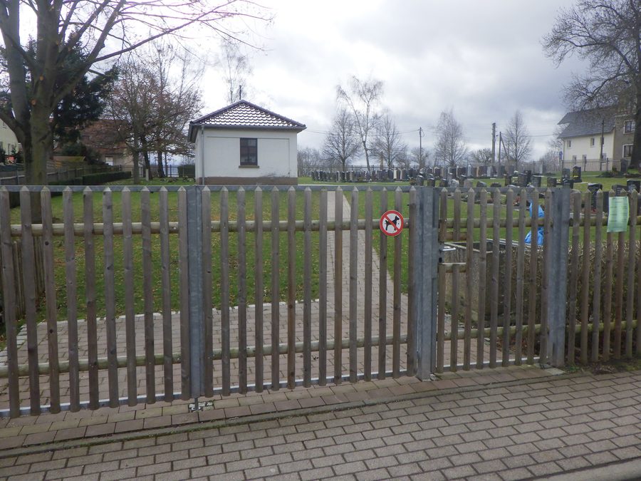 Accesso settentrionale al cimitero del villaggio a Stregda nella città di Wartburg Eisenach