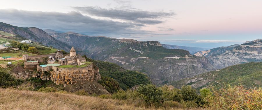 Monastero di Tatev su un altopiano sopra la gola del Vorotan al tramonto