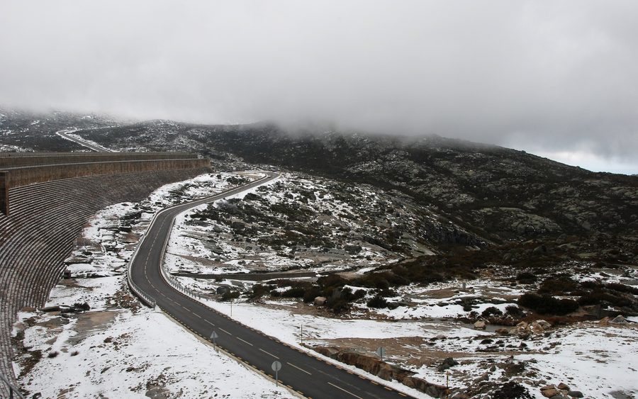 Paesaggio della Serra da Estrela visto da Lagoa Comprida, Portogallo