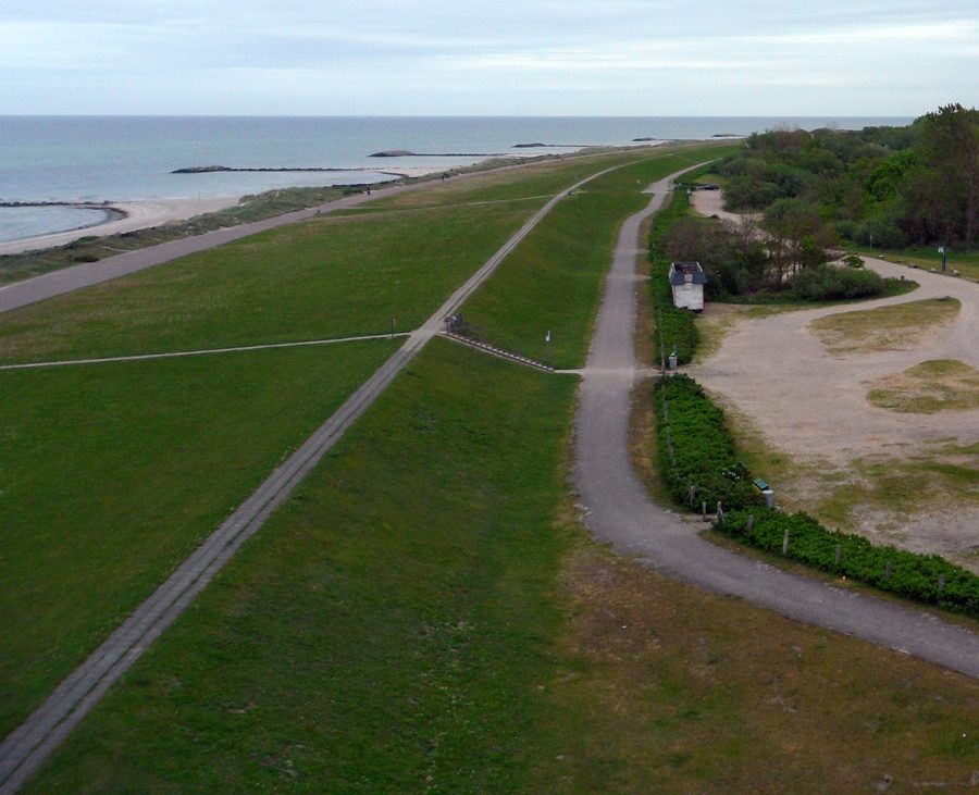 Spiaggia e parcheggio presso Heidkate sulla costa del Mar Baltico