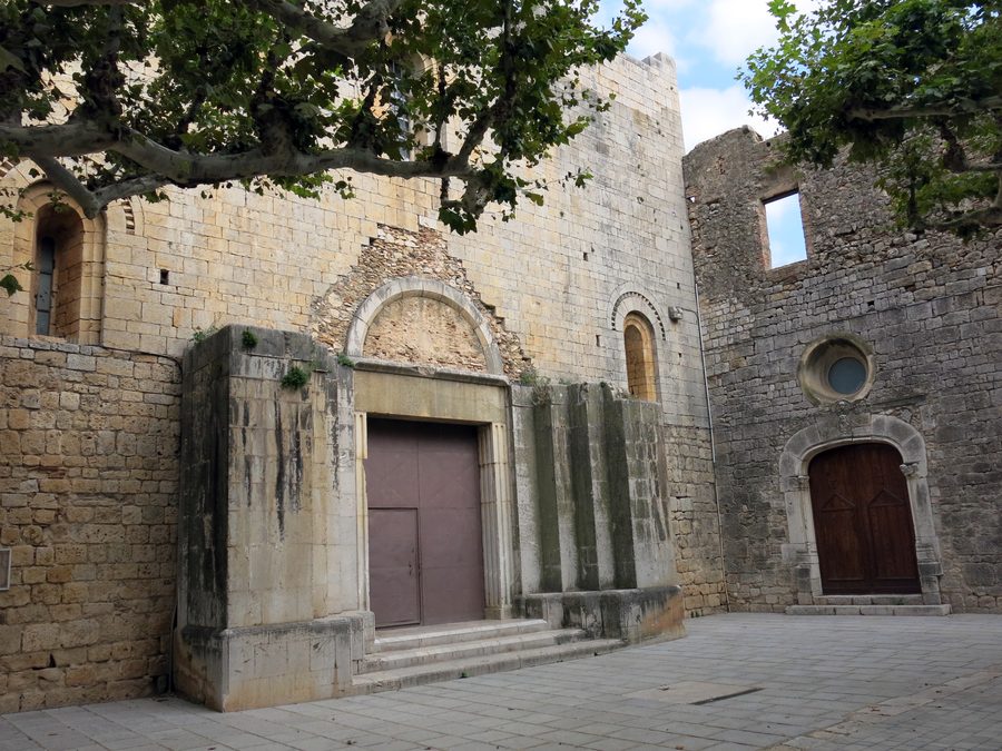 Santa Maria de Vilabertran con la chiesa e la cappella Sant Ferriol