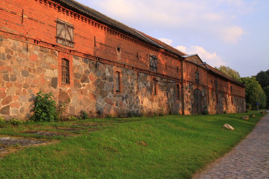 Storico edificio della tenuta nella proprietà di Nakomiady in Polonia