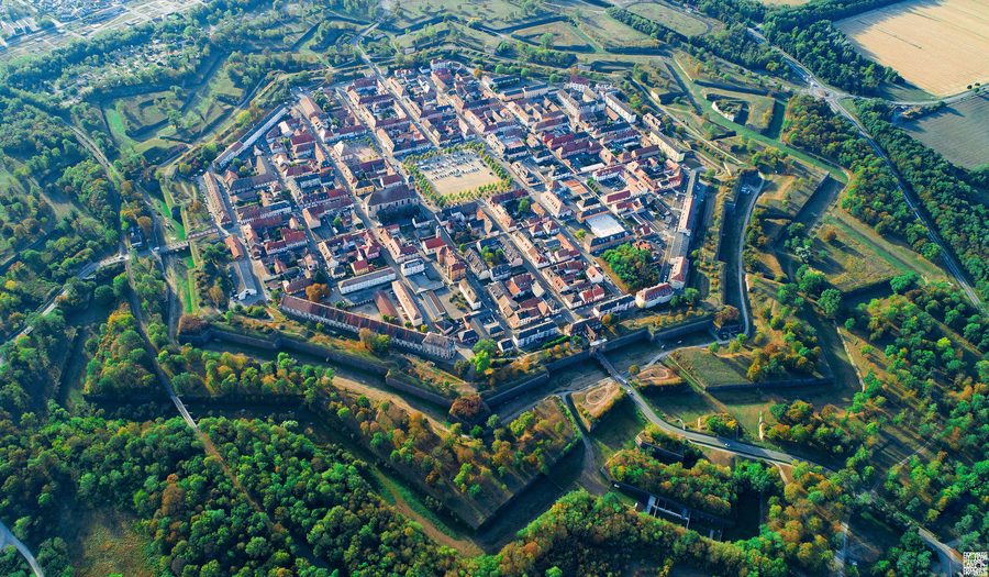 Vista aerea di Neuf-Brisach che mostra il tracciato a stella delle fortificazioni