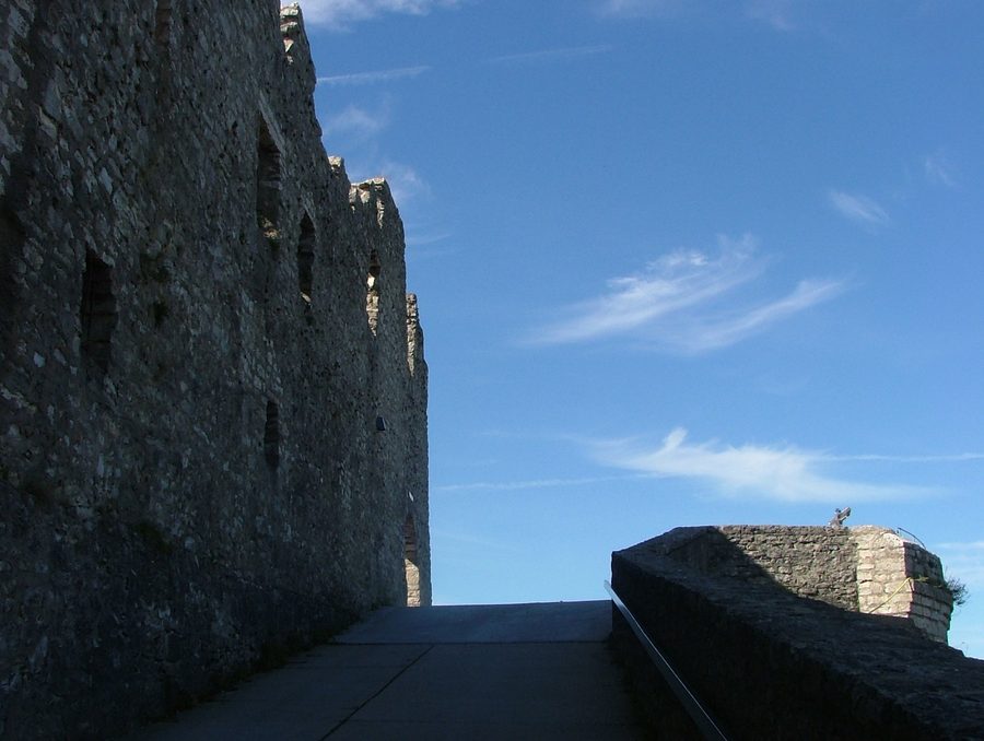 Salita alla rovina della fortezza di Hohenneuffen presso Neuffen