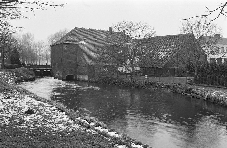 Grathemermolen con facciata posteriore e laterale e fienile a Grathem