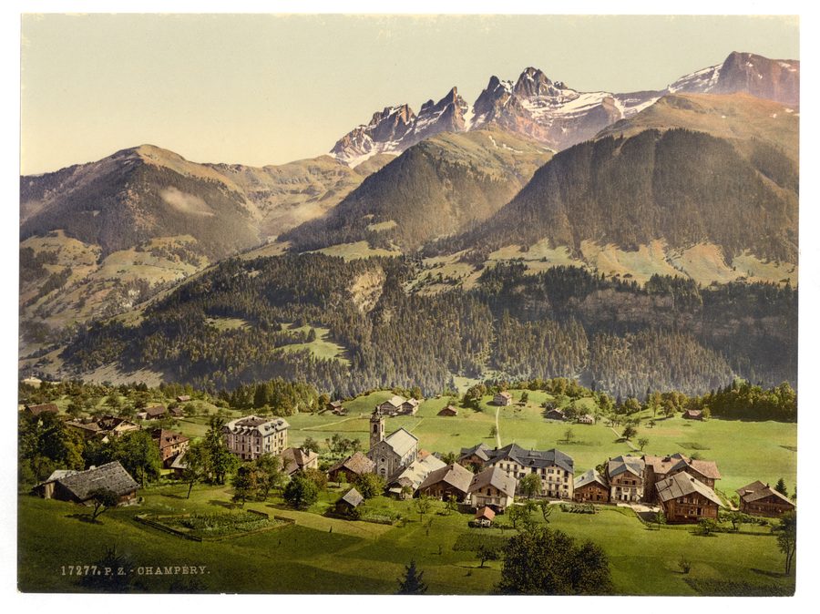 Vista d’insieme storica di Champéry nel Vallese davanti a uno sfondo alpino di montagne