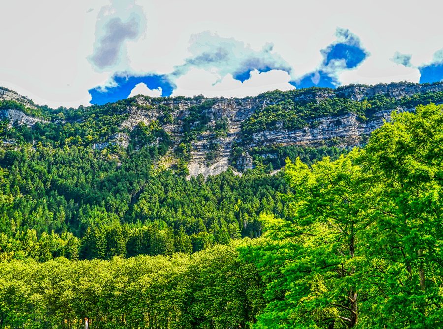 Vista del Lac de Nantua ai piedi meridionali del Giura