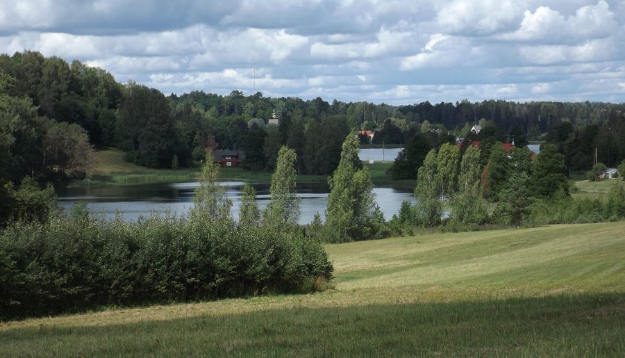 Rõuge Valgjärv e Rõuge Suurjärv in un paesaggio lacustre collinare
