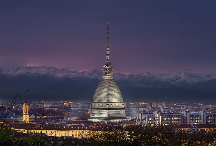 Mole Antonelliana a Torino di notte con le Alpi sullo sfondo