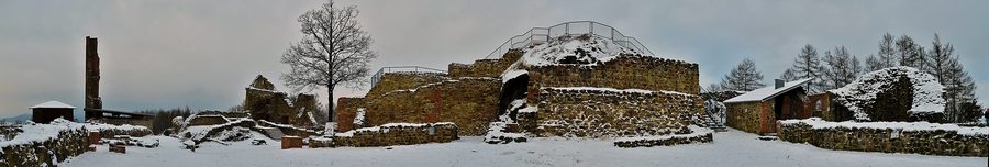 Panorama invernale delle rovine del castello di Runding sullo Schlossberg