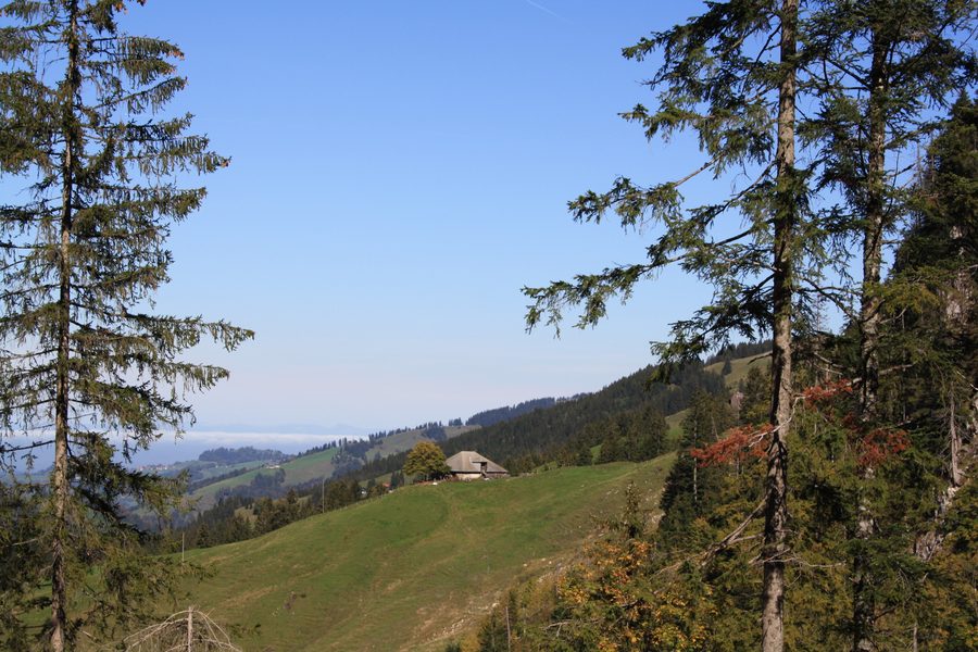 Schwarzsee a Plaffeien davanti al paesaggio delle Prealpi friburghesi