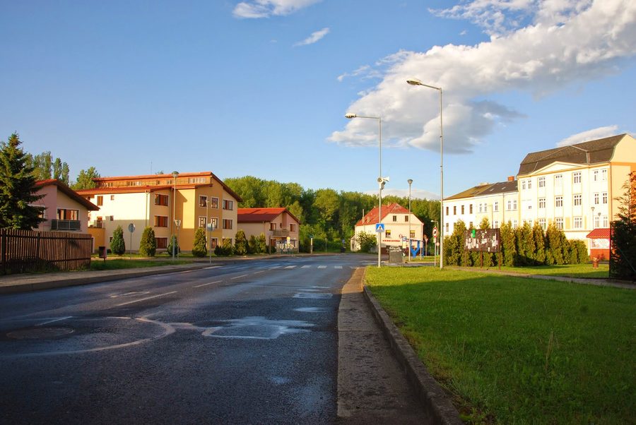 Vista su Mírové náměstí a Košťany da ovest