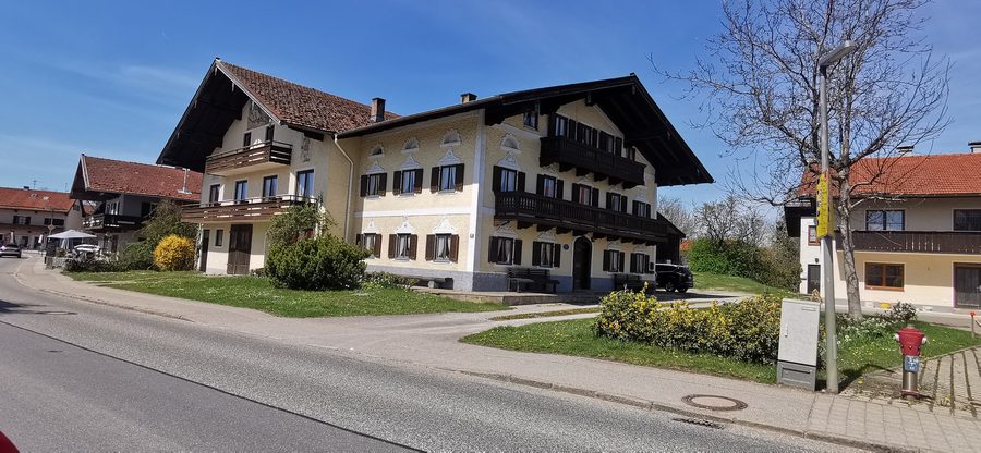 Ex casa colonica sulla Hauptstraße di Chieming con intonaco riccamente decorato e porta intagliata