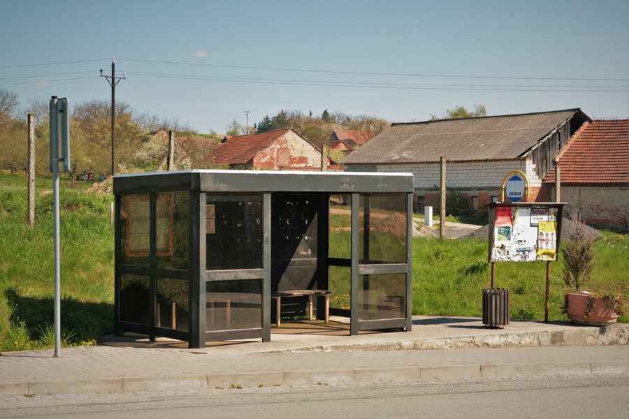 Fermata dell’autobus presso l’ufficio comunale nel comune di Kuřimské Jestřabí