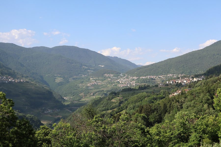 Vista sulla Val di Cembra in Trentino da Lona