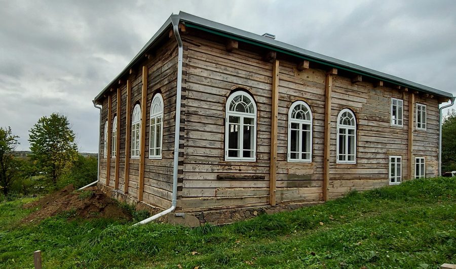 Esterno della sinagoga in legno di Alanta in Lituania