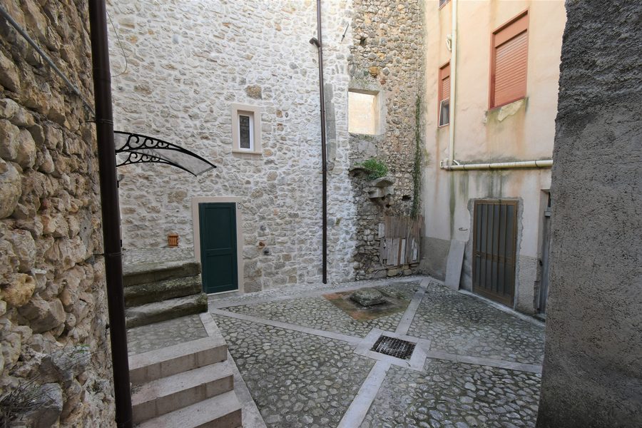 Cortile Canzeri a Bivona