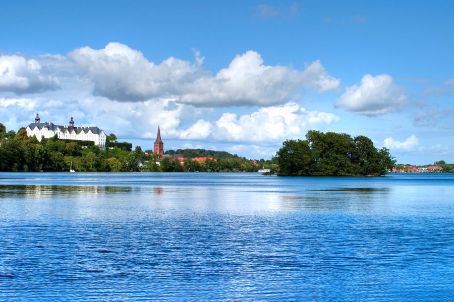 Il lago di Plön con il castello di Plön sullo sfondo.