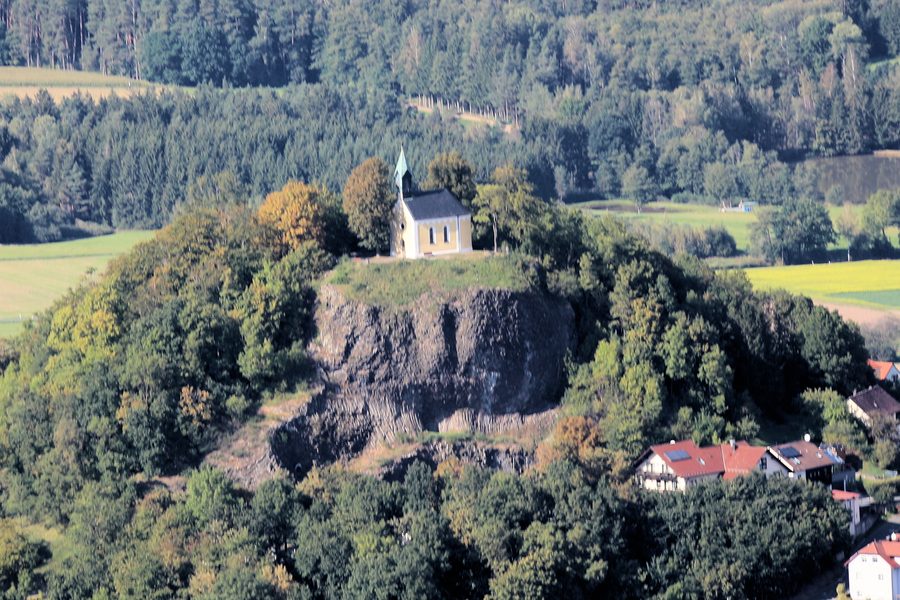 Cono basaltico di Parkstein nel distretto di Neustadt an der Waldnaab