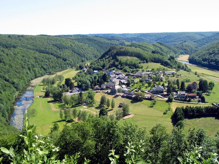 Il fiume Semois che serpeggia attraverso una valle boscosa nei pressi di Frahan, nelle Ardenne belghe.