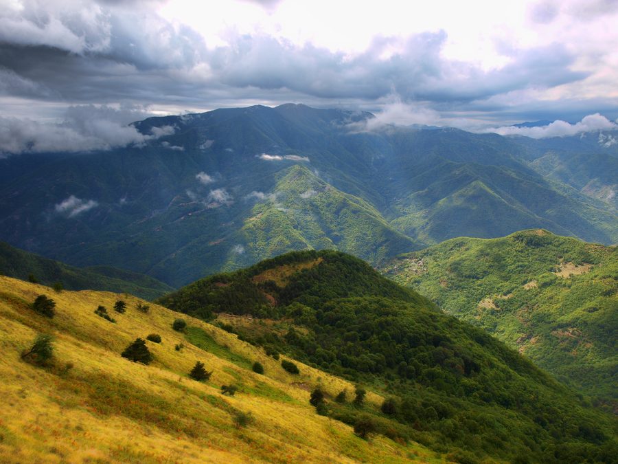 Molini di Triora nella provincia di Imperia, Italia, visto attraverso il paesaggio dell'entroterra circostante