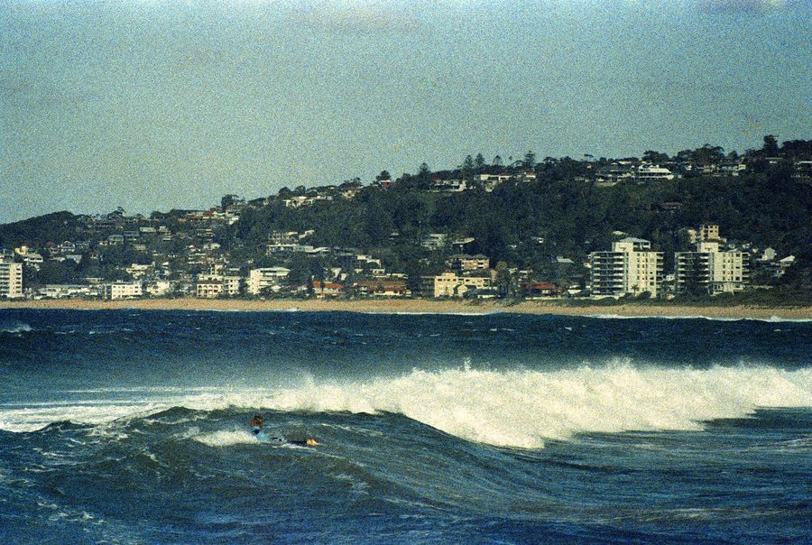 Surfista che cavalca un'onda a North Narrabeen Beach
